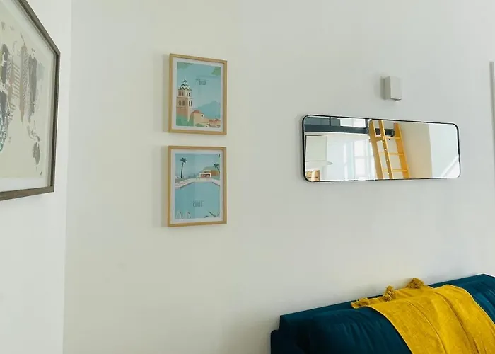 Bright Modern Studio, Port, Walk To Tram And Beach! شقة
