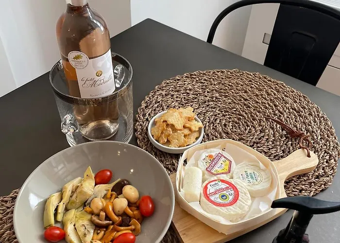 Appartement Bright Modern Studio, Port, Walk To Tram And Beach!