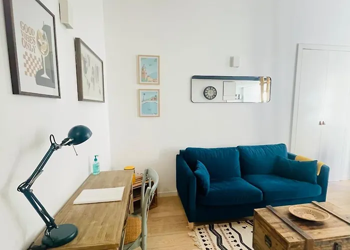 Bright Modern Studio, Port, Walk To Tram And Beach! * Niza