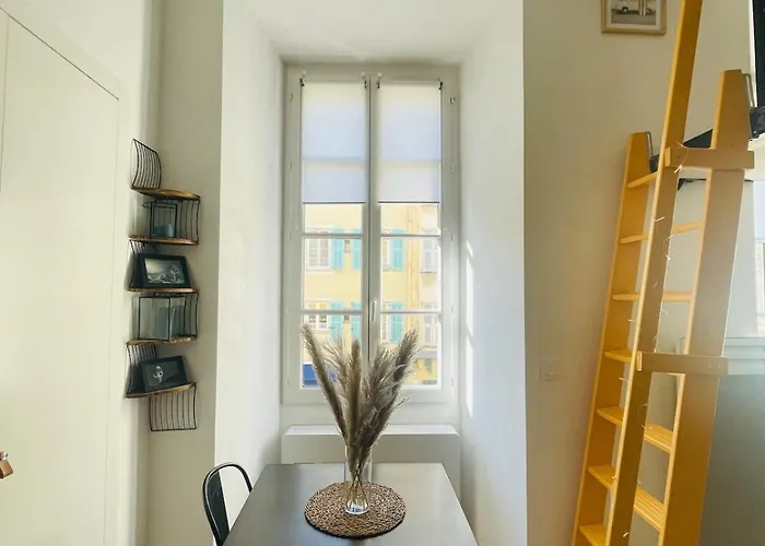 Bright Modern Studio, Port, Walk To Tram And Beach!