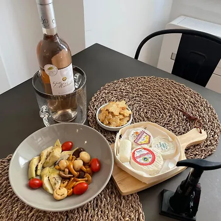 Apartment Bright Modern Studio, Port, Walk To Tram And Beach!