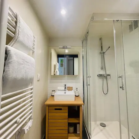 Bright Modern Studio, Port, Walk To Tram And Beach!