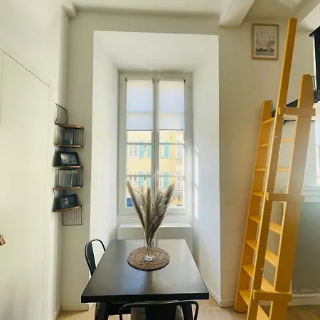 Bright Modern Studio, Port, Walk To Tram And Beach!